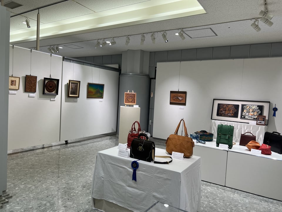 ILCE展示風景　レザークラフト　公募展