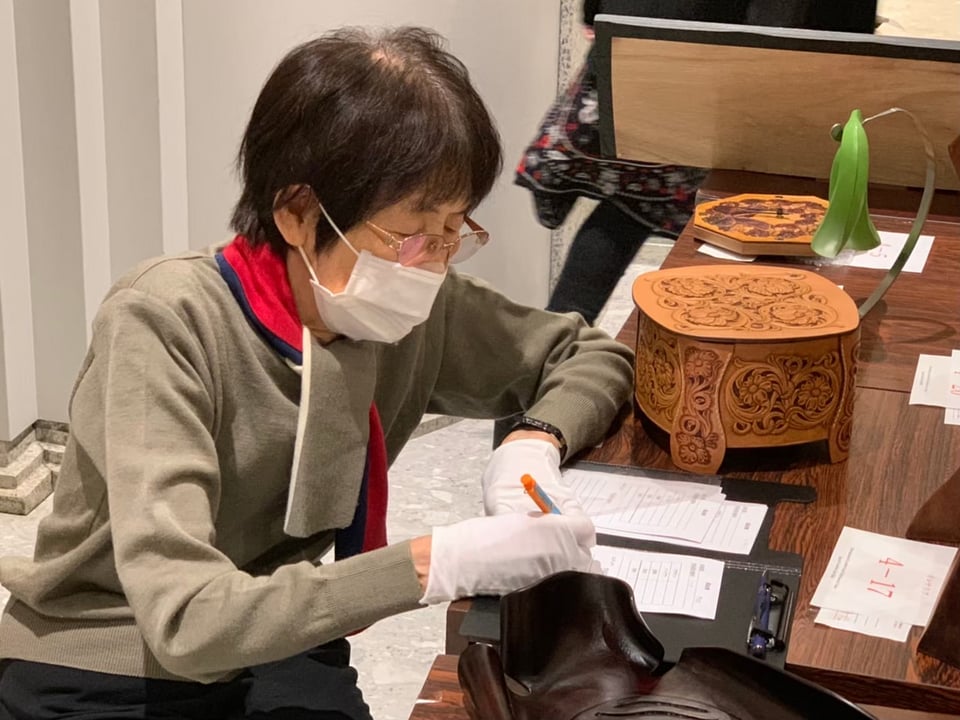審査の様子　彦坂和子　ILCE レザークラフト 