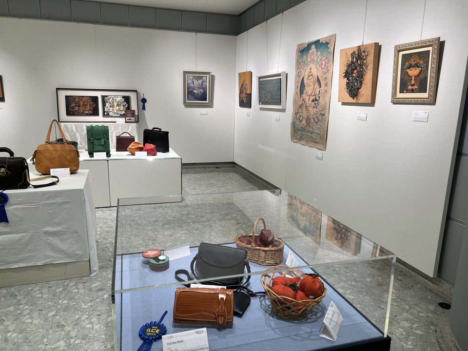 ILCE会期中風景　レザークラフト　公募展