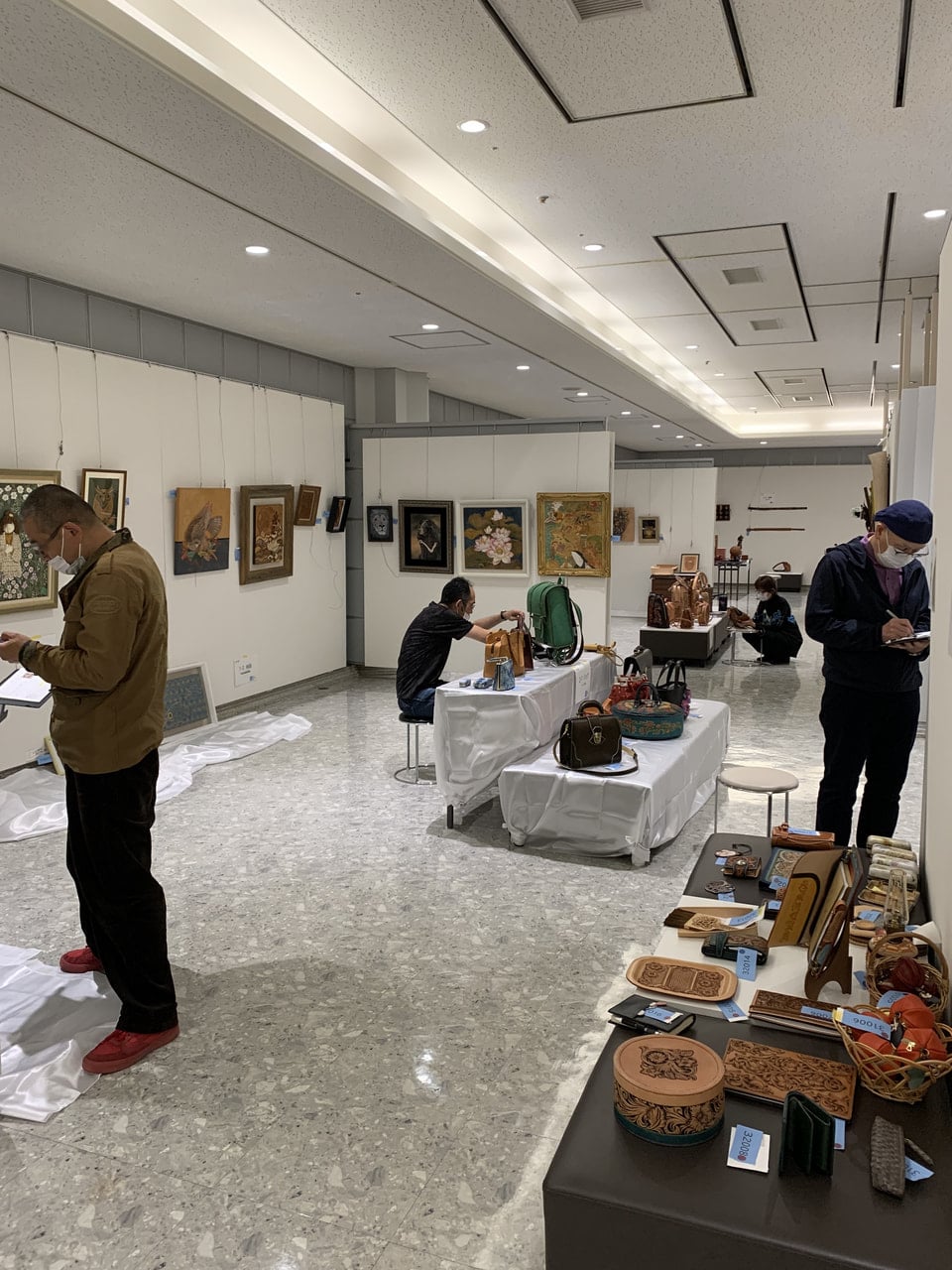 ILCE審査風景−３　レザークラフト　公募展
