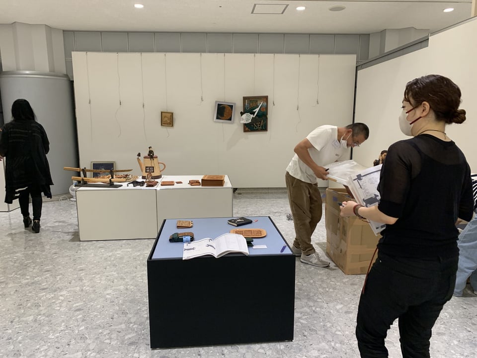 ILCE飾り付け風景　レザークラフト　公募展