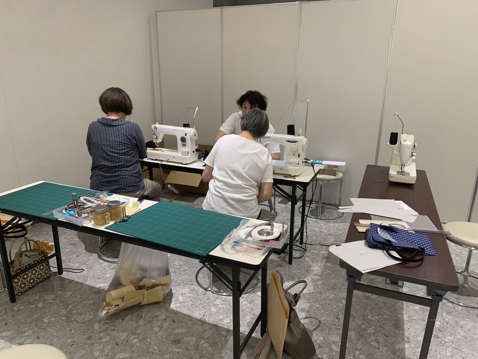 ILCE講習風景　レザークラフト　公募展